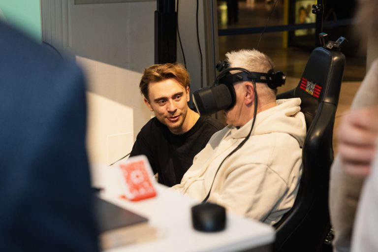 Ein älterer Mann probiert eine VR-Brille aus