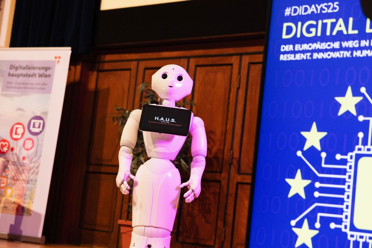 Humanoider Roboter auf der Bühne