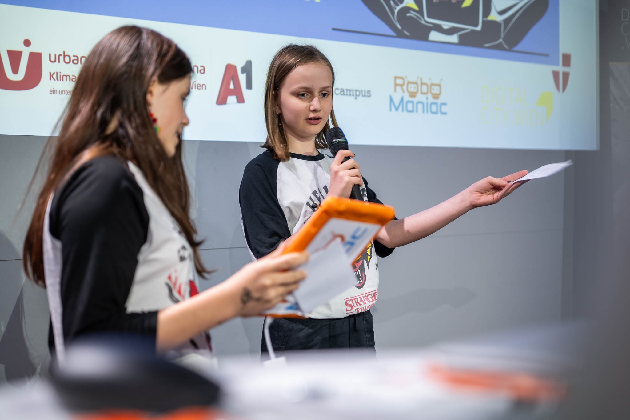 Zwei junge Preisträgerinnen beim Girls Hackthon