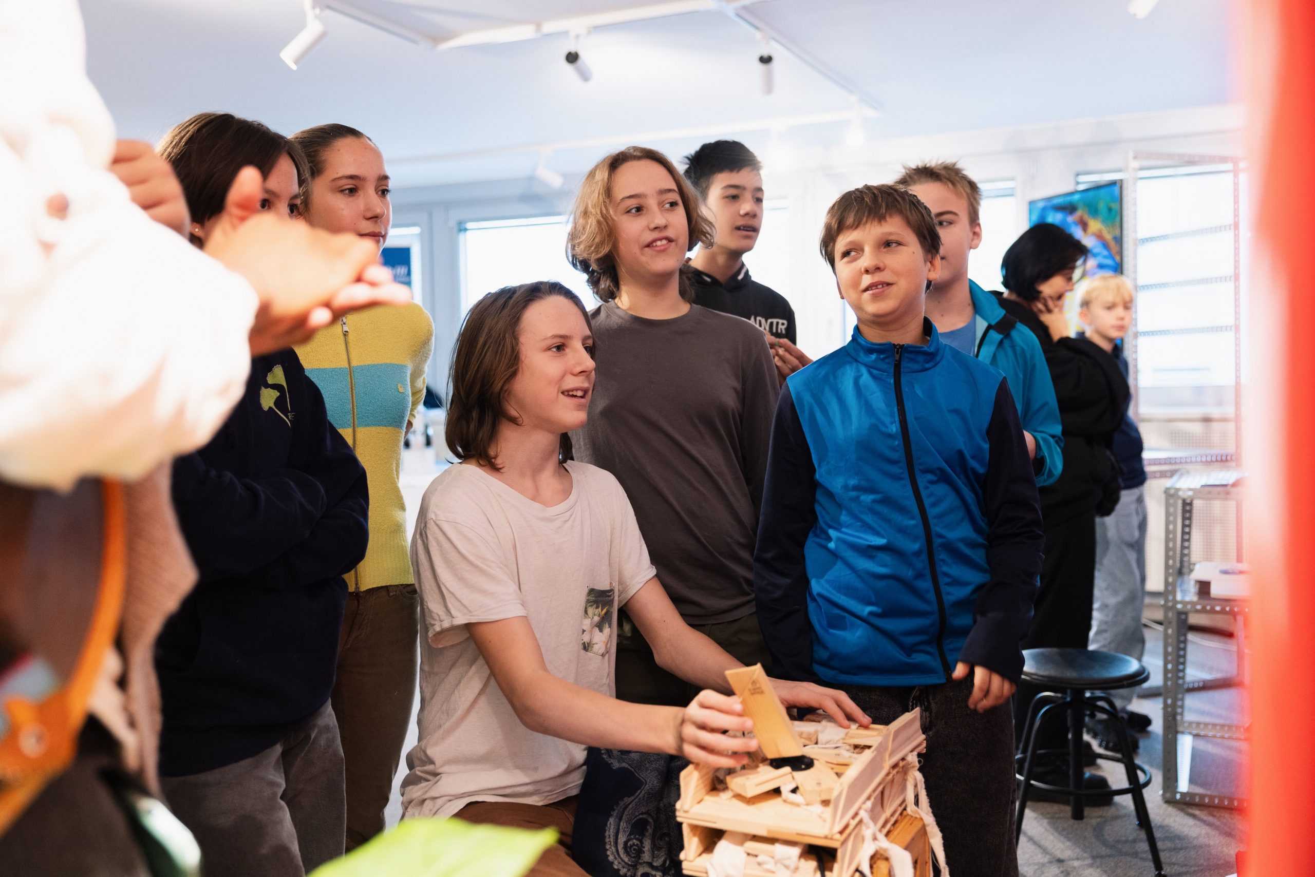 Kinder experimentieren am Workshop-Tag